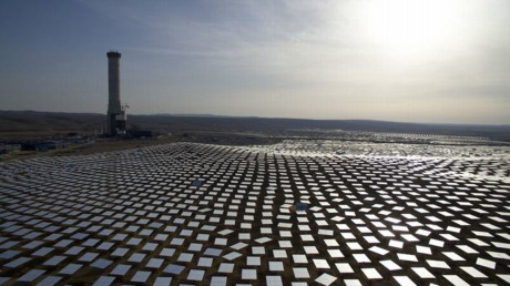 Độc đáo tòa tháp năng lượng mặt trời giữa sa mạc