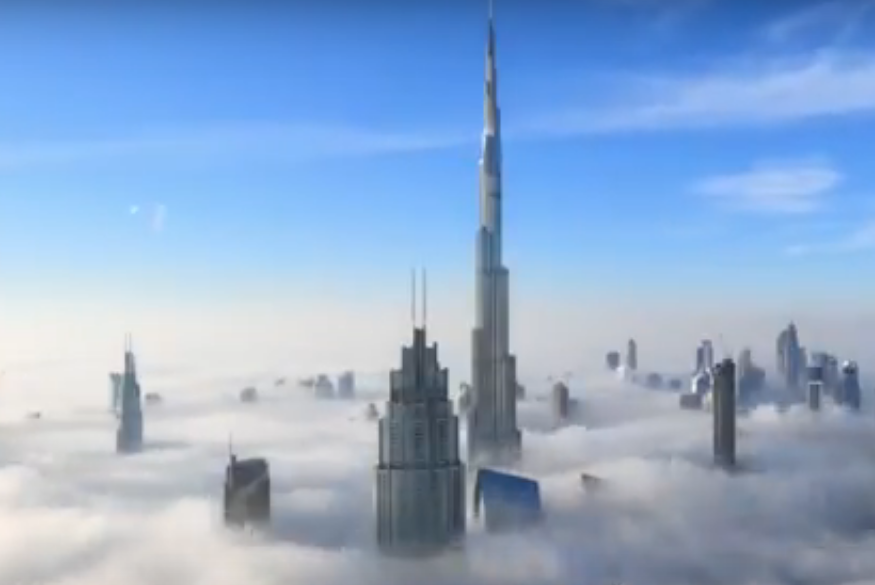 Ấn tượng với những tòa tháp cao chọc trời ẩn hiện trong sương mù ở Dubai