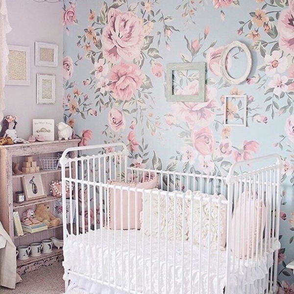 trang trí phòng trẻ sơ sinh với hoa lá