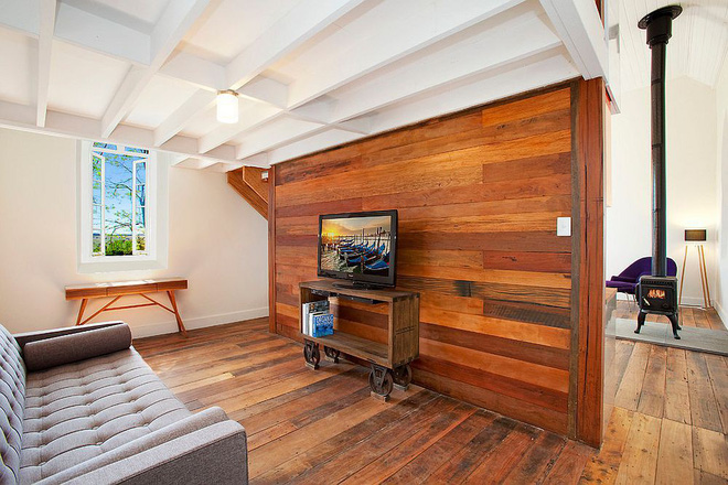 Thiết kế tường gỗ mang đến vẻ đẹp độc đáo và ấm áp cho phòng khách