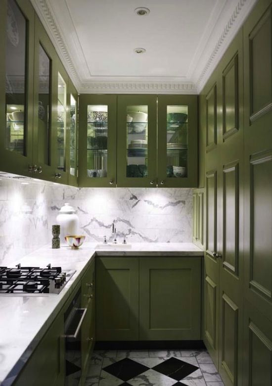Không gian nấu nướng trở nên sống động nhờ những màu tủ bếp đẹp dưới đấy