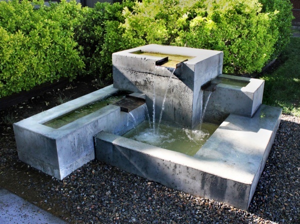 Những ý tưởng thiết kế thác nước mini cho sân vườn mùa hè luôn xanh mát