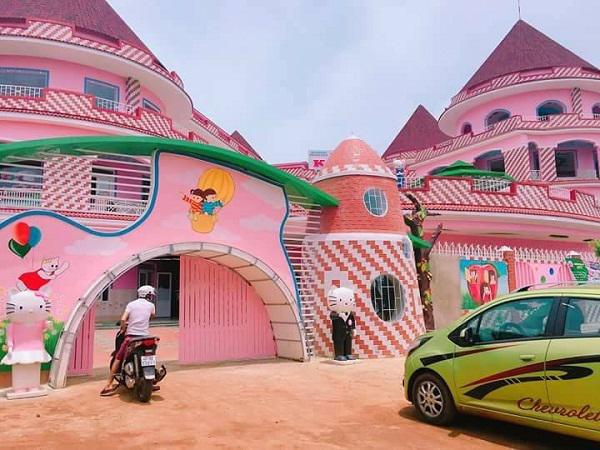 Ngôi trường màu hồng ngọt ngào như “lâu đài Hello Kitty”