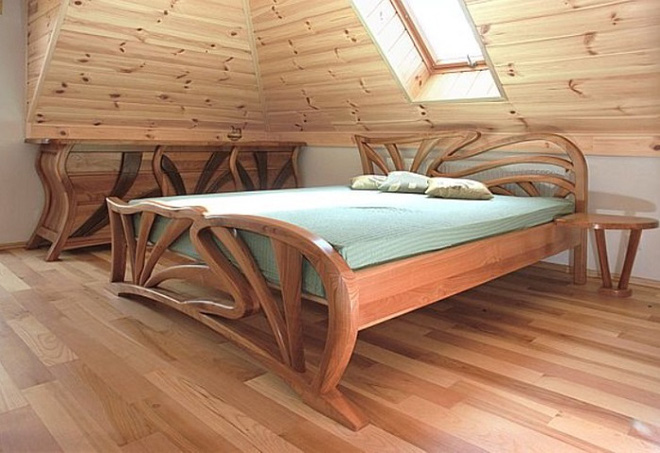 chiếc giường lớn được làm từ chất liệu gỗ tối màu.