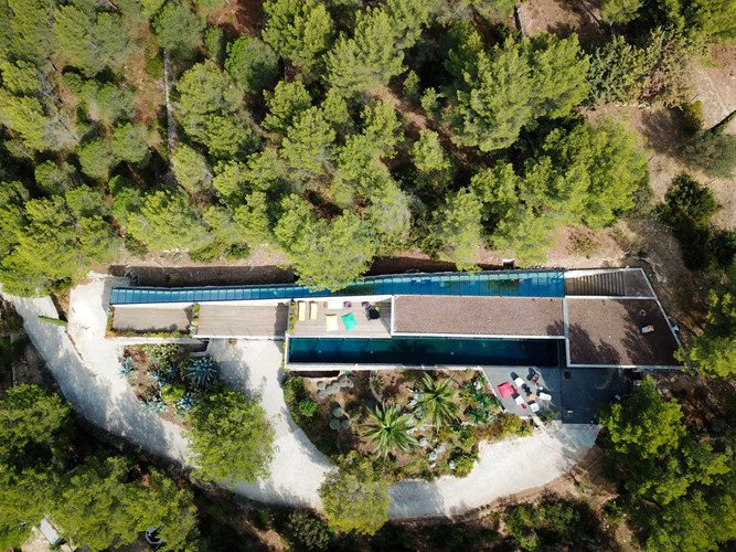 Độc đáo biệt thự nghỉ dưỡng ở Pháp có cửa sổ là bể bơi xanh mát