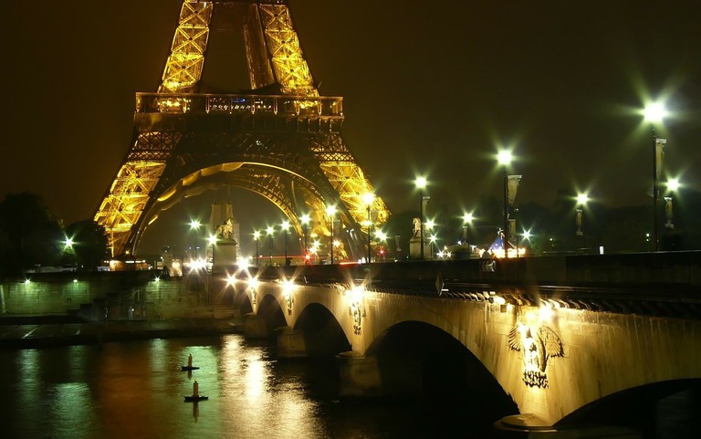  Tháp Eiffel 