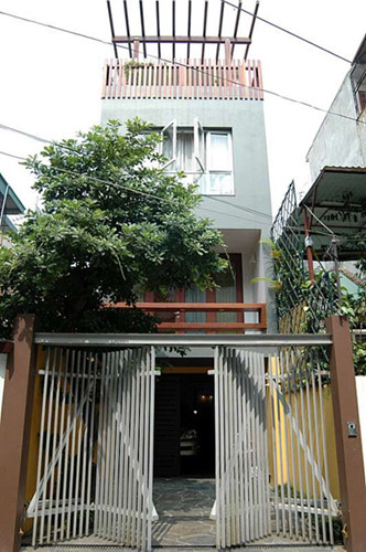 Nhà ống 4 tầng với kiến trúc lệch độc đáo giữa Sài Gòn