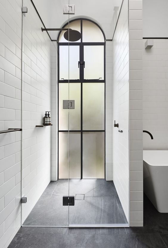 Chỉ với một chiếc cửa sổ phòng tắm thoáng đã giúp cho không gian phòng tắm trở nên sáng, thông thoáng hơn. Không gian xanh và mát mẻ được thiết kế tinh tế giữa không gian thủy tinh và ánh sáng tràn ngập. Hãy tận hưởng hình ảnh đầy cảm hứng của cửa sổ phòng tắm thoáng trong năm