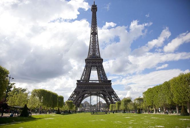 tường thủy tinh dày bao bọc tháp Eiffel