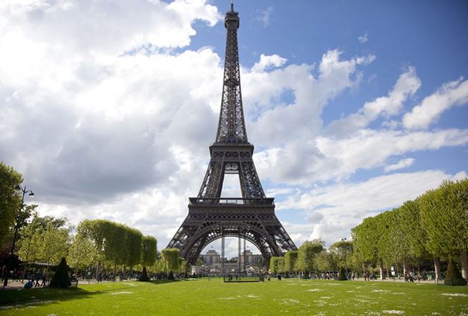 Tháp Eiffel sẽ được bao bọc bởi lớp tường thủy tinh trong suốt