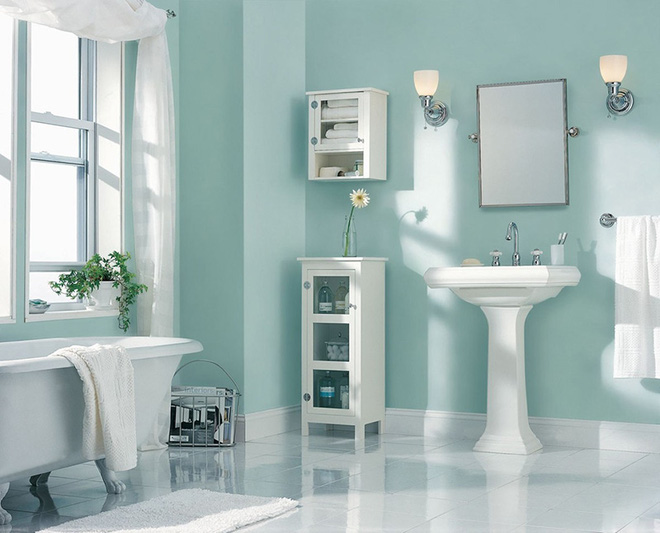 Phòng tắm mùa hè mát rượi với sắc xanh bạc hà chủ đạo