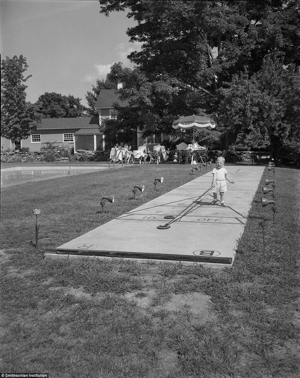 Em bé vui đùa trong sân biệt thự ở New Canaan (Connecticut) năm 1957