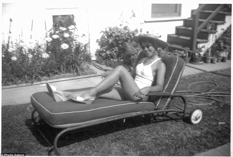 Carol Holloway (14 tuổi) tắm nắng ở sân sau biệt thự sân vườn tại Thành phố Los Angeles năm 1961.