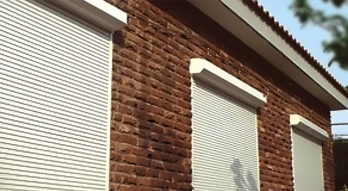 Gia chủ có thể dùng cửa cuốn để bảo vệ cho các cửa kính bên trong thay vì sử dụng song sắt truyền thống.