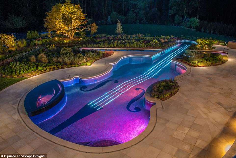 Bể bơi hình đàn violin 