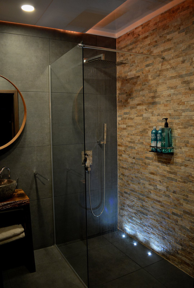Phòng tắm nhỏ được trang bị đầy đủ tiện nghi hiện đại.