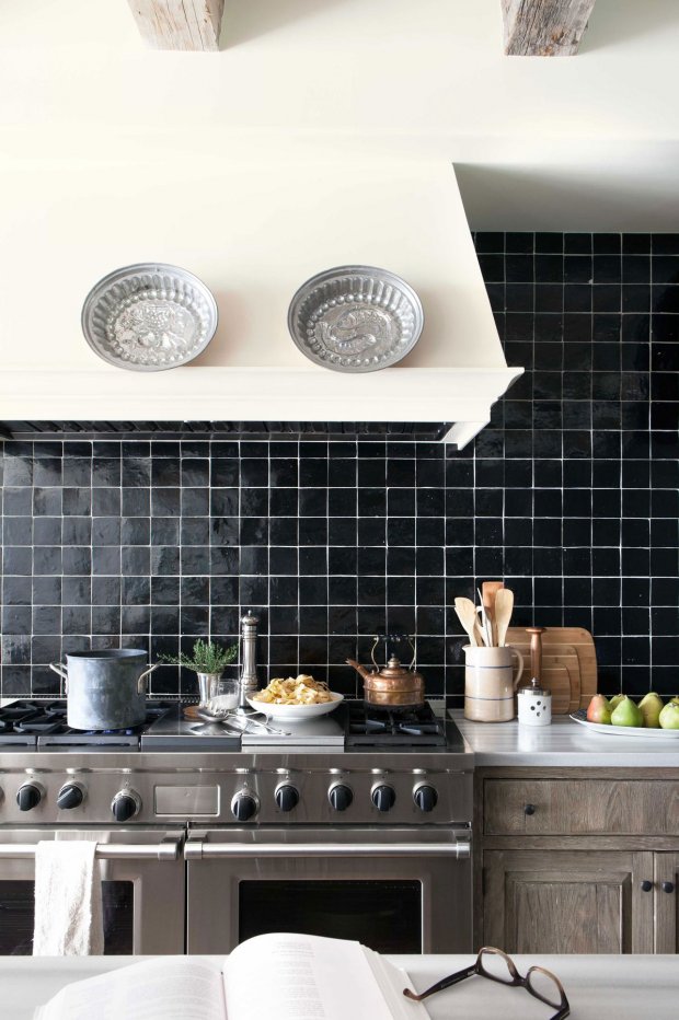 Tông màu đen được sử dụng tinh tế với nhiều sắc độ khác nhau khiến phòng bếp trở nên hút mắt hơn.