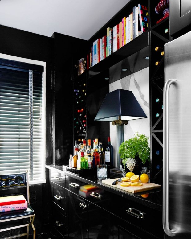 Phòng bếp sang trọng và huyền bí khi sử dụng tông màu đen tuyền cho hầu hết nội thất, gạch ốp, phụ kiện trang trí.