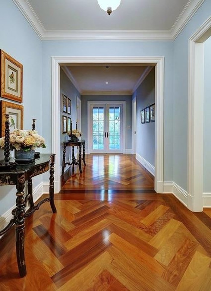 Mẫu sàn gỗ hiện đại với vân gỗ độc đáo là lựa chọn phù hợp dành cho những căn biệt thự phong cách cổ điển.