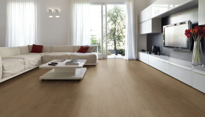 Đối với phòng khách, bạn có thể lựa chọn các mẫu sàn gỗ có tông màu tươi sáng.
