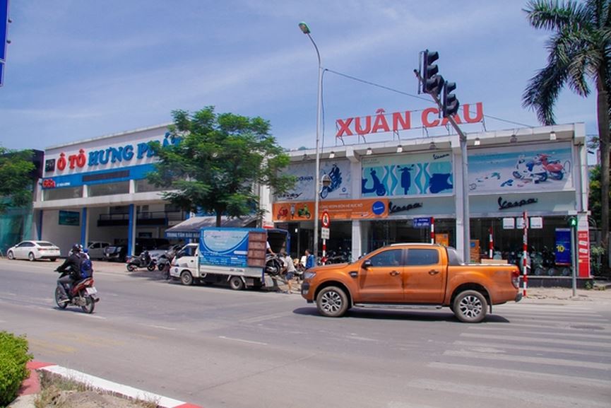 Dọc mặt tiền đường Lê Văn Lương, hàng loạt công trình sai phép "mọc lên" dưới danh nghĩa quy hoạch bãi đỗ xe, cây xanh, công trình phụ trợ.