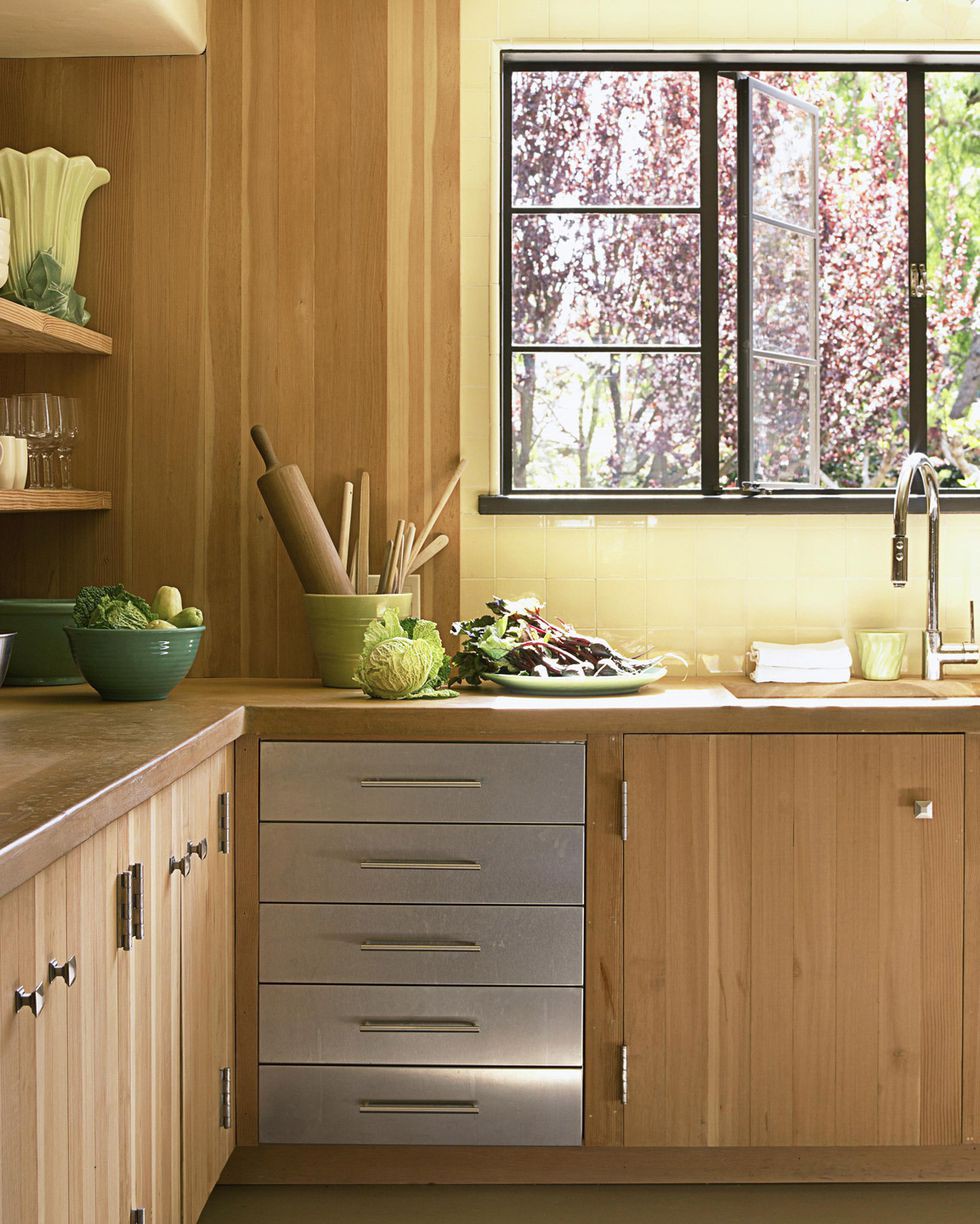 Sự tương phản giữa backsplash tông vàng nhạt với gỗ thông lát sàn tạo nên phòng bếp cực hút mắt.