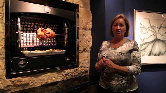 Với giá 10.000 USD, lò nướng La Cornue Rotisserie được tích hợp bộ điều khiển tuần hoàn nhiệt giúp bạn thỏa sức nướng thịt gà, cá...