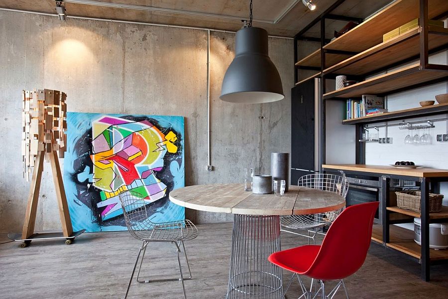 Căn phòng phong cách công nghiệp sinh động hơn với điểm nhấn màu sắc từ bức tranh khổ lớn bên tường nhà.