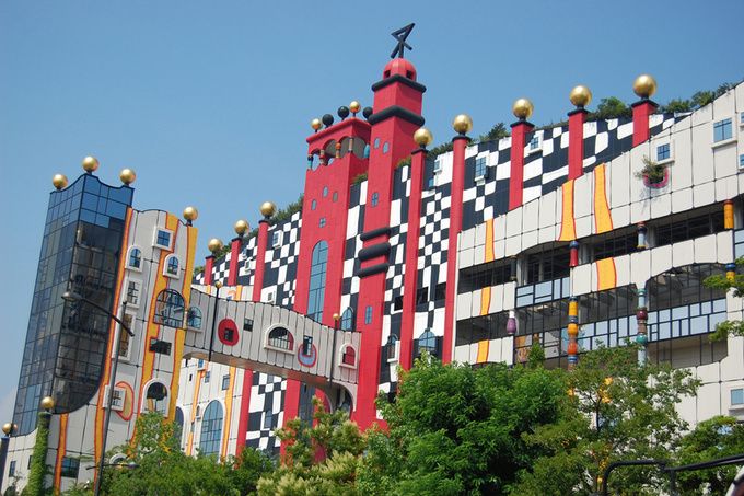 Architectural Digest cho hay, nhà máy xử lý rác được thiết kế bởi kiến trúc sư người Áo,  Friedensreich Hundertwasser. 