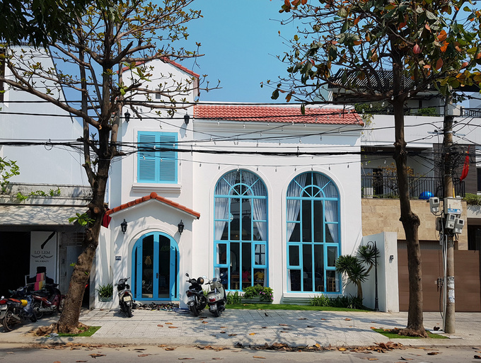 Vẻ ngoài ngôi nhà 2 tầng ở Đà Nẵng thu hút người ngắm bởi sự kết hợp hài hòa giữa 3 tông màu xanh - trắng - mái ngói đỏ.