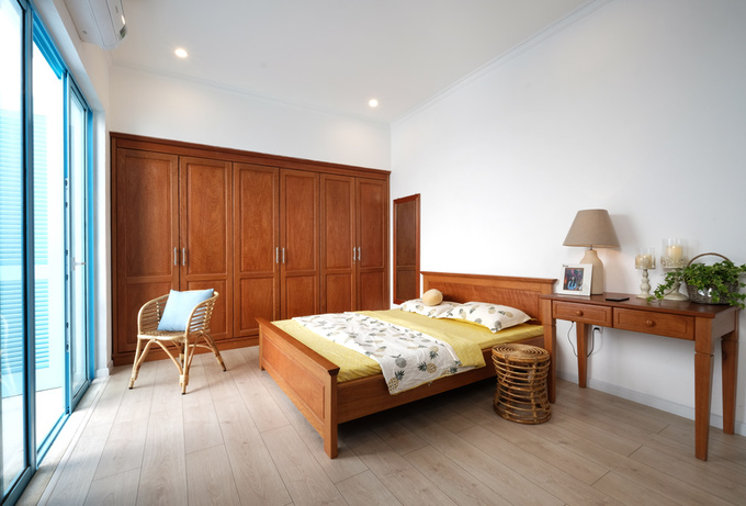 Không gian ngủ nghỉ có thiết kế đơn giản, thoáng rộng được bố trí trên tầng 2.