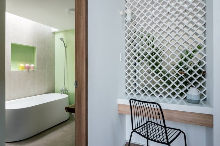 Sắc xanh lá cây mang đến cảm giác bình yên, thư thái cho phòng tắm trong nhà cấp 4 sau cải tạo. 