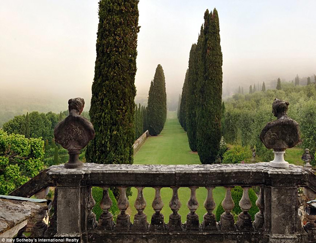 Theo Sotheby - hãng bán đấu giá nổi tiếng, biệt thự hơn 300 năm tuổi “được xem là một trong những khu vườn tinh tế nhất nước Ý”