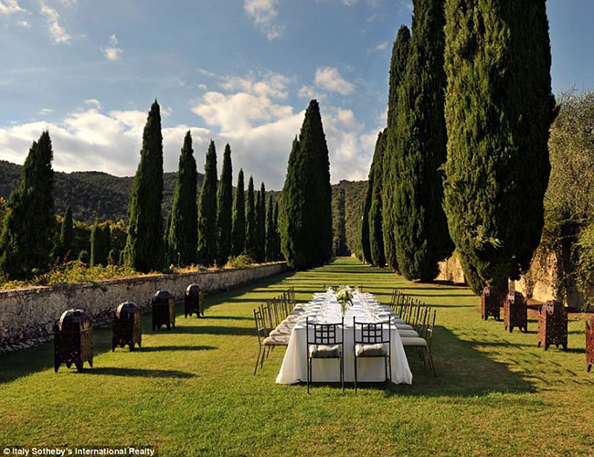 Từ biệt thự hơn 300 năm tuổi, bạn dễ dàng di chuyển tới các địa điểm mua sắm, tham quan, ẩm thực của xứ Tuscan nổi tiếng.