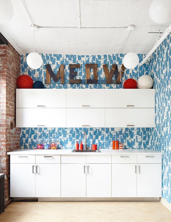 Trang trí phòng bếp với mẫu giấy dán tường họa tiết xanh - trắng 