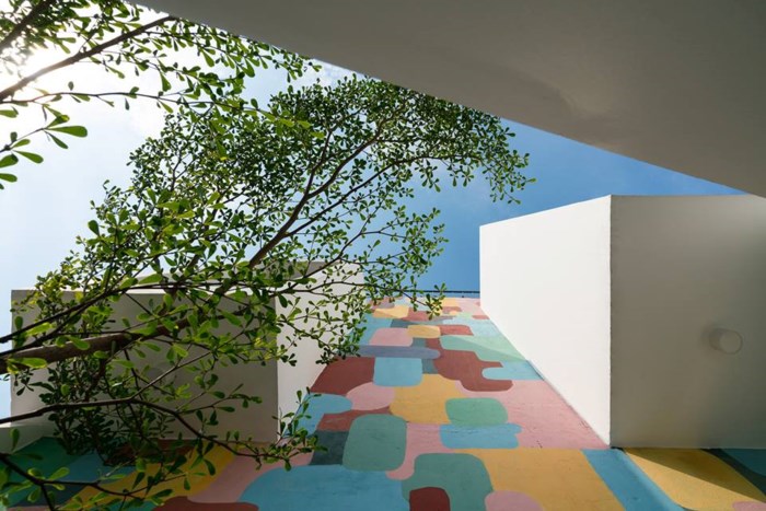 Mặt đứng công trình nhà chồng nhà cực nổi bật với mảng tường rực rỡ sắc màu.
