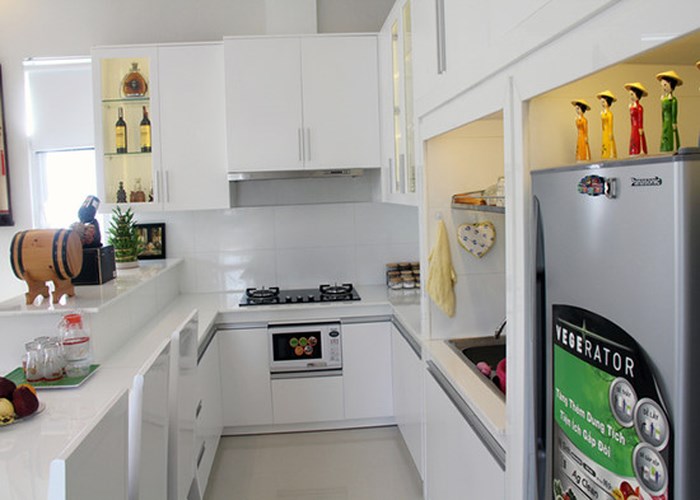 Nếu sở hữu căn hộ nhỏ hẹp, bạn có thể tham khảo mẫu thiết kế phòng bếp gọn gàng, hiện đại này. 