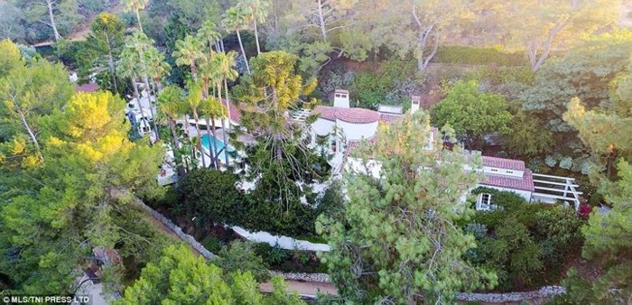 Trulia cho hay, biệt thự của nữ ca sĩ Katy Perry nằm trong khu vực Outpost Estates với tầm nhìn tuyệt đẹp ra cảnh quan thiên nhiên xanh mát.