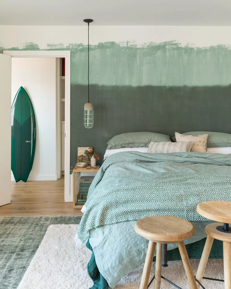 tường đầu giường được ombre màu xanh lá