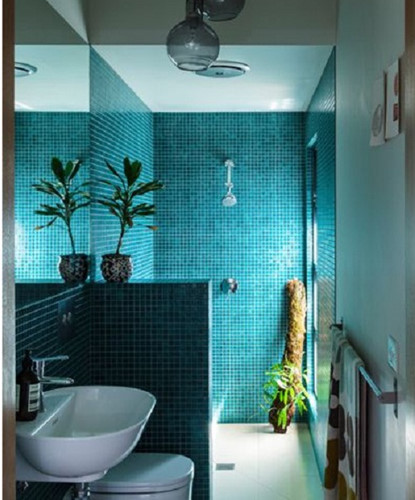 tường phòng tắm ốp đá màu xanh