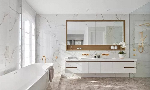 phòng tắm màu trắng sáng hiện đại