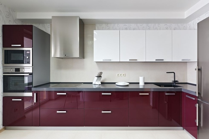 Bạn có thể tân trang phòng bếp nhà mình bằng gam màu tía nổi bật. 