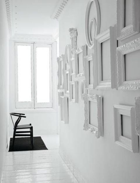 Trang trí tường nhà với khung ảnh màu trắng 