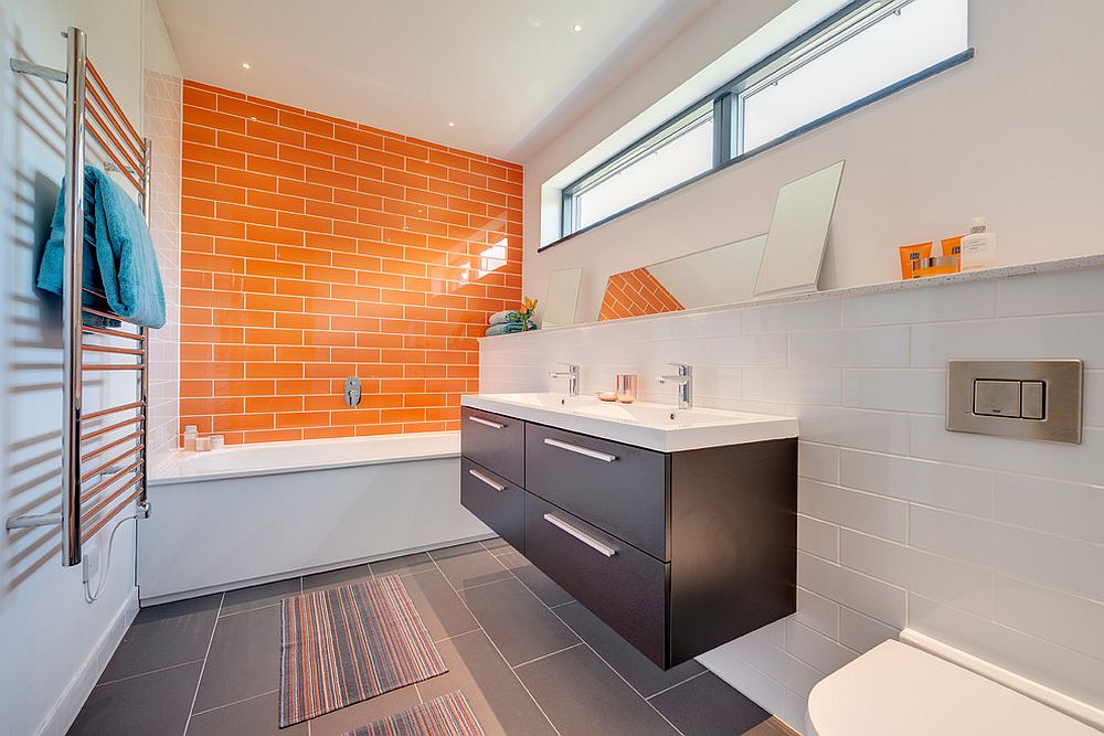 bức tường màu cam trong phòng tắm