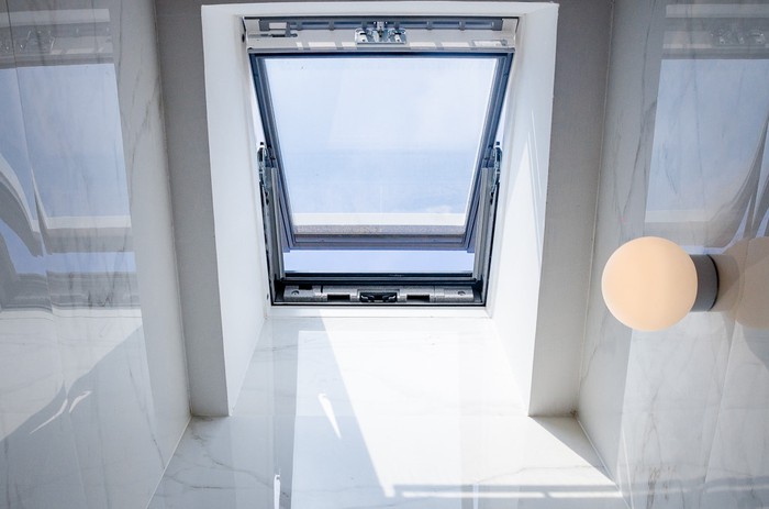 Cửa sổ trần giúp lấy sáng tự nhiên cho ngôi nhà.