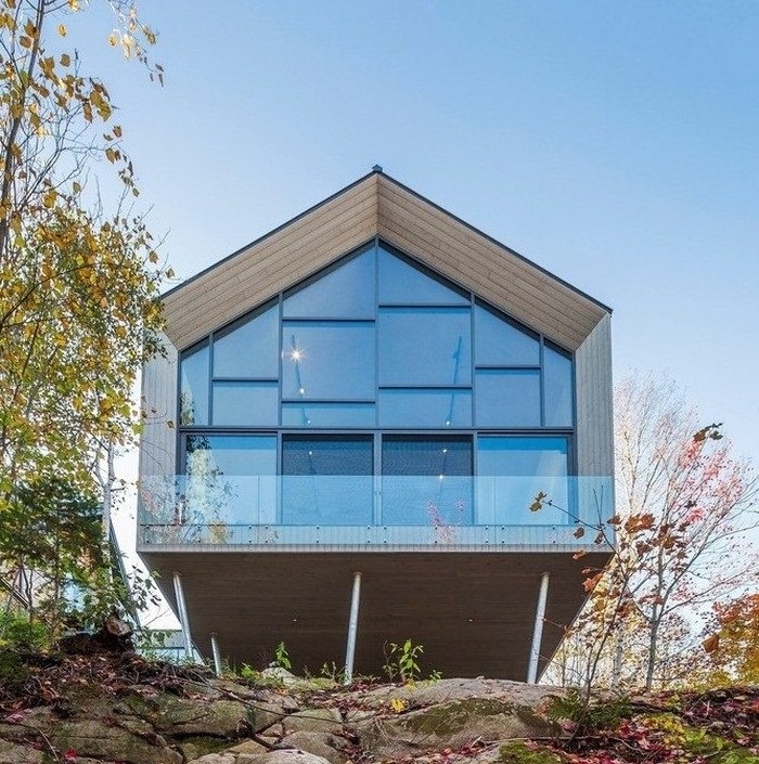 Vẻ đẹp quyến rũ của ngôi nhà nhỏ cheo leo trên vách núi ở Canada
