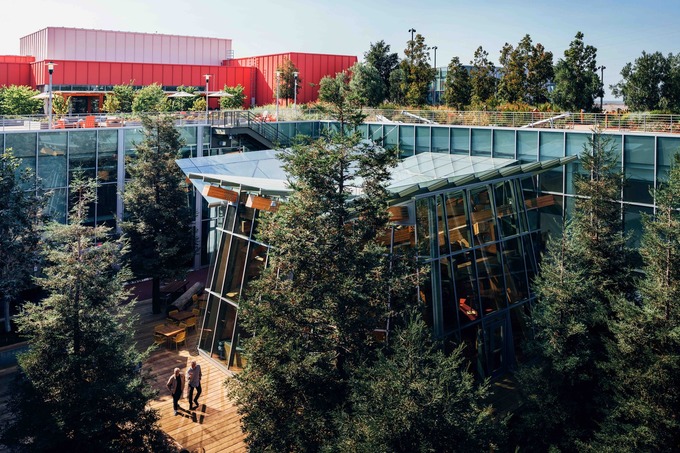 Bao quanh trụ sở mới của Facebook là một khu vườn rộng 14.000m2
