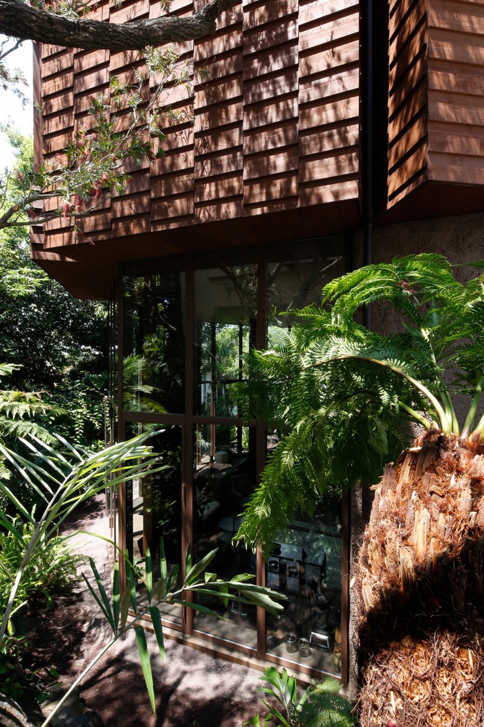 Công trình như được tọa lạc giữa khu rừng nhiệt đới xanh tốt.