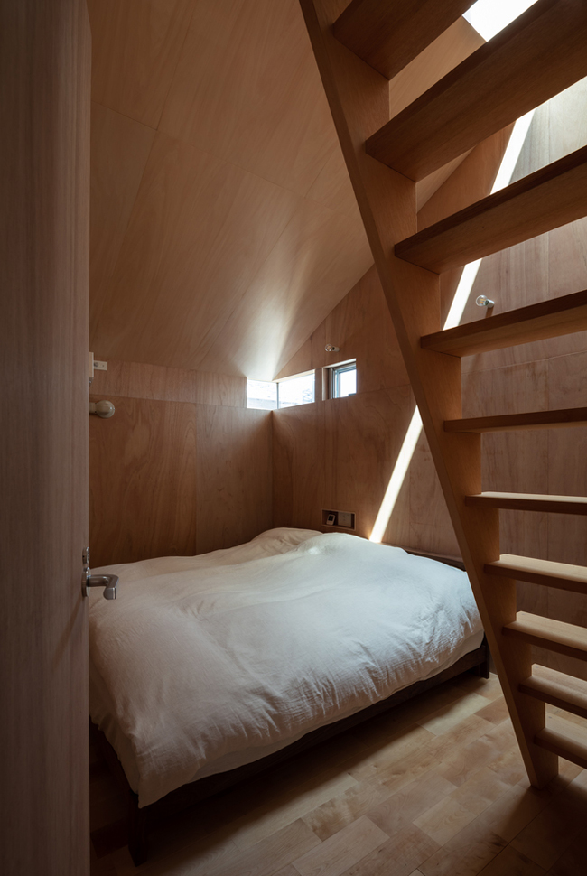 Phòng ngủ khá kín đáo với nội thất gỗ ấm cúng.