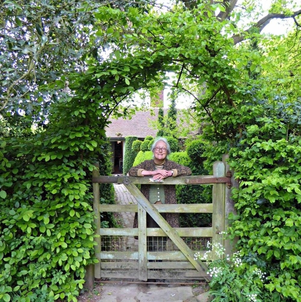Nữ chủ nhân 70 tuổi dành trọn đam mê và tâm huyết cải tạo nhà hoang thành khu vườn xinh đẹp